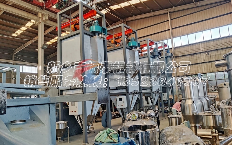 硫酸鈉晶體噸袋拆包機(jī)：現(xiàn)代化工業(yè)無(wú)塵輸送的得力助手